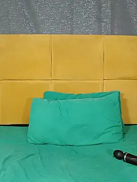 HugeTitisxx webcam
