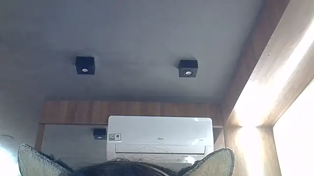 SkinnyKitten live cam on StripChat