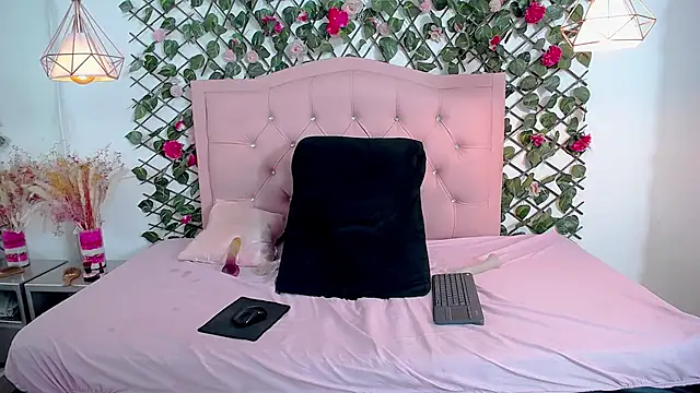 LucyCute_1 live cam on StripChat