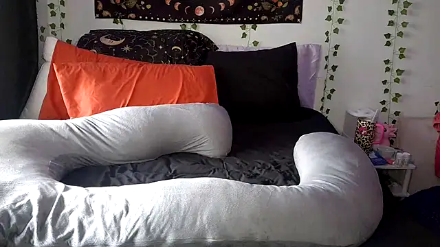 goddessnelle live cam on StripChat