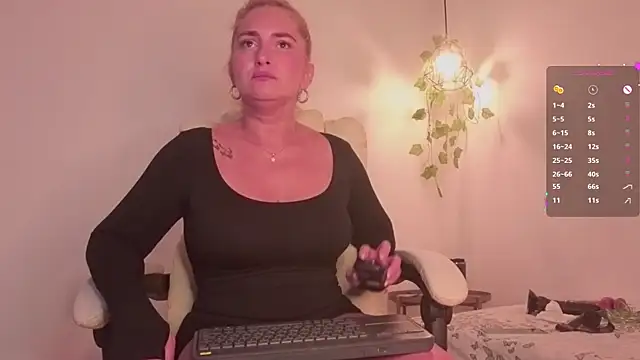Megan_Lara_ webcam
