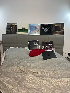 CurlyLara live sex cam