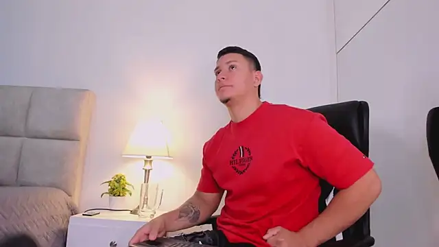 Chriss_Diamond live cam on StripChat