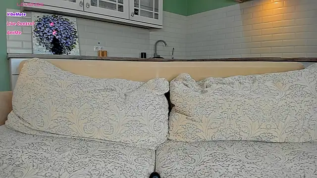 UWU_flower live cam on StripChat