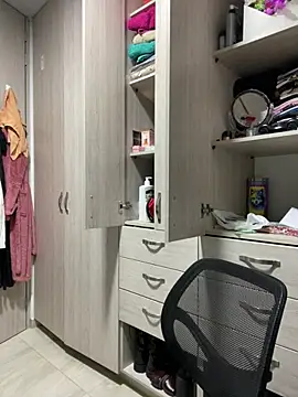 Pretty__Milf webcam
