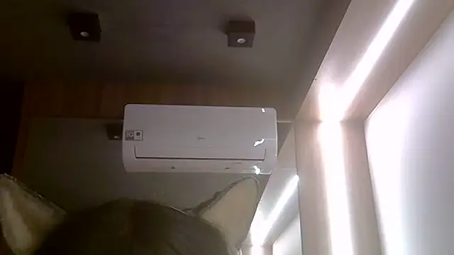 SkinnyKitten live cam on StripChat