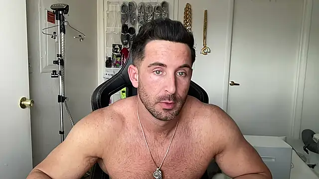 brettmycles28 live cam on StripChat