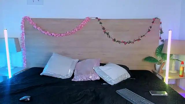 LaraRous webcam
