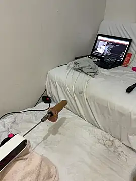 Ozge-SluttyScream69 webcam