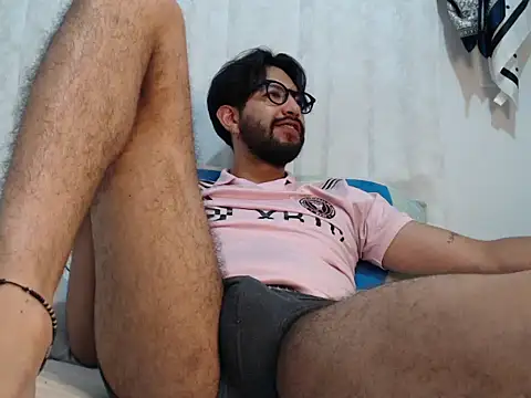thomass1018 live cam on StripChat