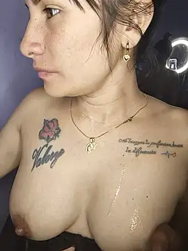 laurahotdirty live cam on StripChat