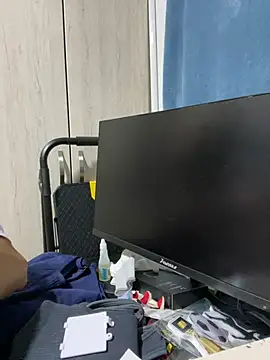 Pretty__Milf live cam on StripChat