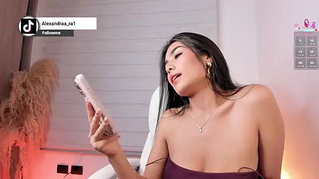 alexandra_ra (F young) - all naked and fingers pussy