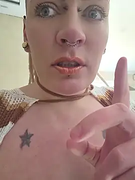 PinkTheHawk webcam