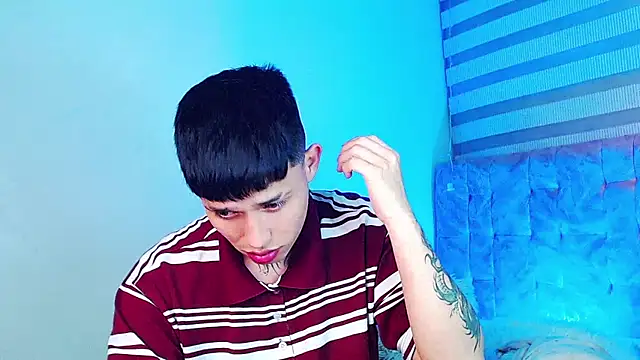_justinmoon2 live cam on StripChat