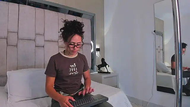NiaVeraa live cam on StripChat