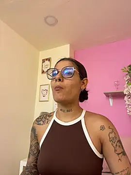 LauraRaider live cam on StripChat