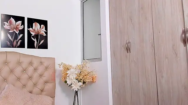 pinky_f00x live cam on StripChat