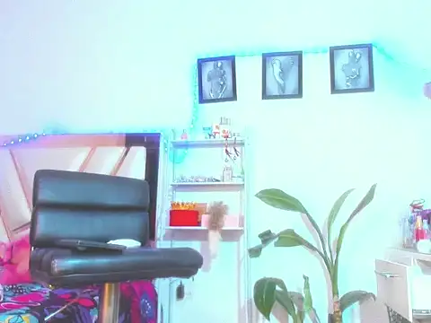 La_mas_doll2's room