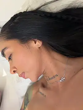 sophierooy22 (F young) - 2 finger in ass and suck them