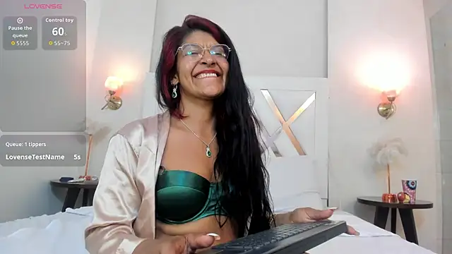 sky_collins_ (F milf) - Make me squirt