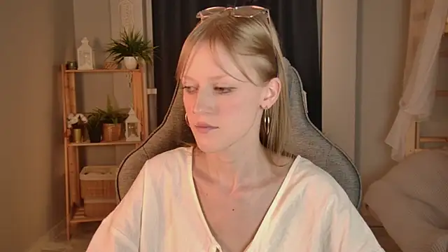 KiraMontoya live cam on StripChat
