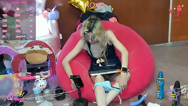 Skinygirl live cam on StripChat
