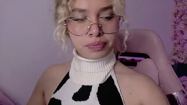 Haelycute live cam on StripChat