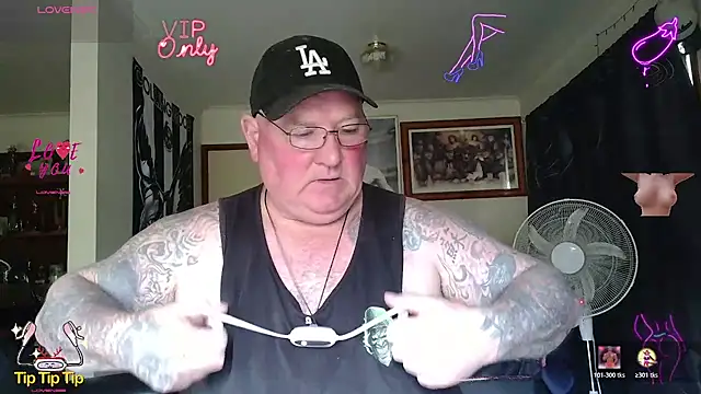 kinkyblueyes69 (M mature) - NAKED