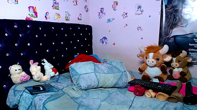 ShantalTsFox webcam