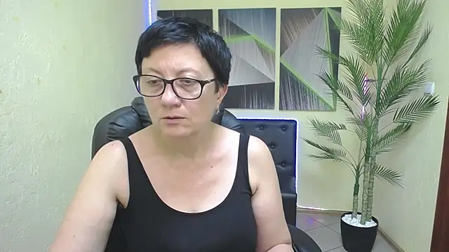 EmilyL0ve live cam on StripChat