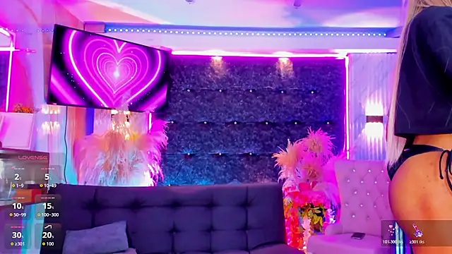 Queens_Wonders_Blonders's room