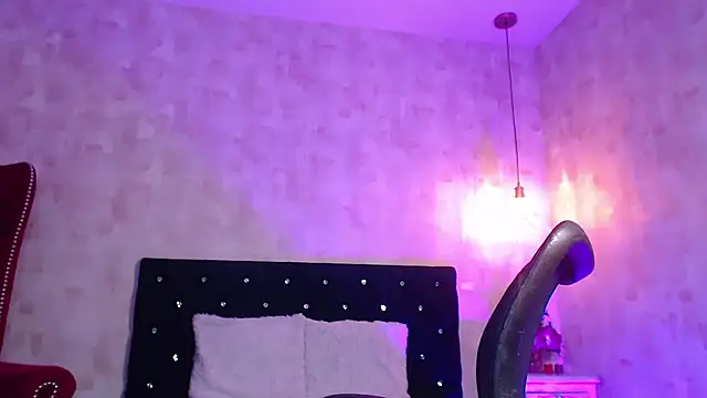 IsabelaLatina live cam on StripChat