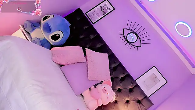Amira_Ember's room