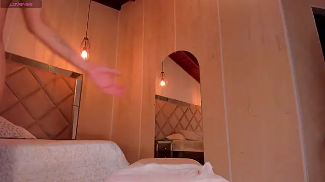 KayraLanne live cam on StripChat