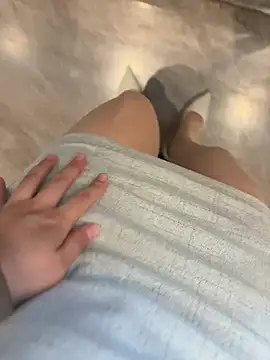 mia-77 (F young) - 快来姨妈了！姨妈过后 买了绑腿泡机  户外疯狂抽插母狗，公司也可以绑在腿上插
