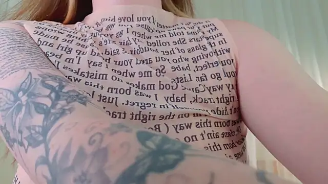 ash_hasmy (F young) - eye contact + kiss on the cheek