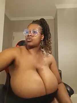 bustylisa1983 webcam