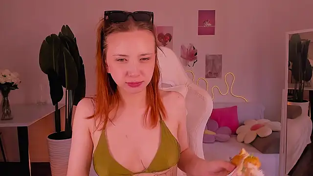 LittlePeach007 live cam on StripChat