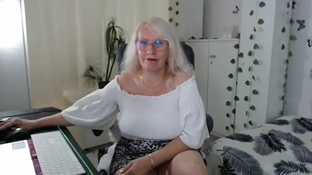 Ghertrude52 live cam on StripChat