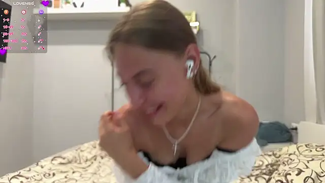 selena_favn webcam