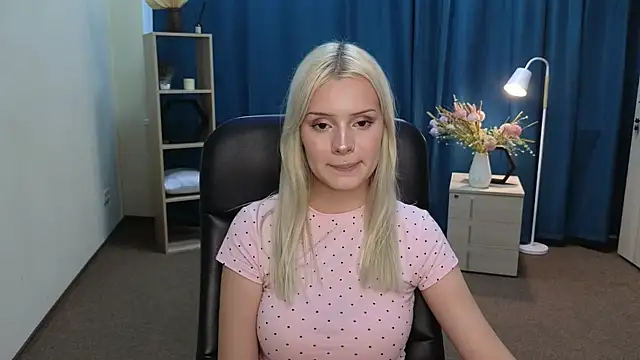 ReneaGilley live cam on StripChat