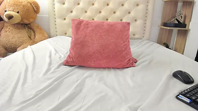 istina_uwu webcam