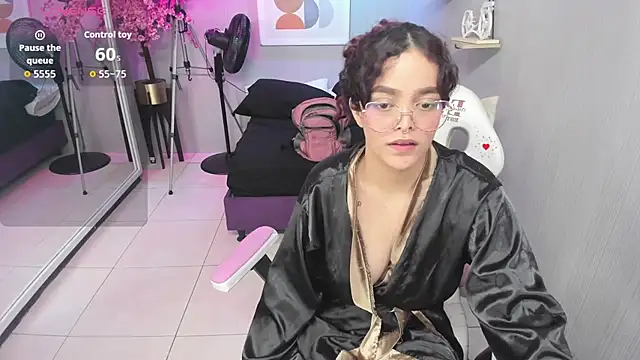 Maggy_t18 live cam on StripChat