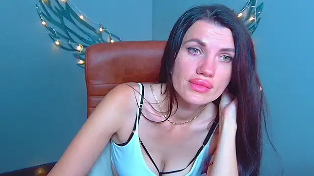 MilaLoona live cam on StripChat
