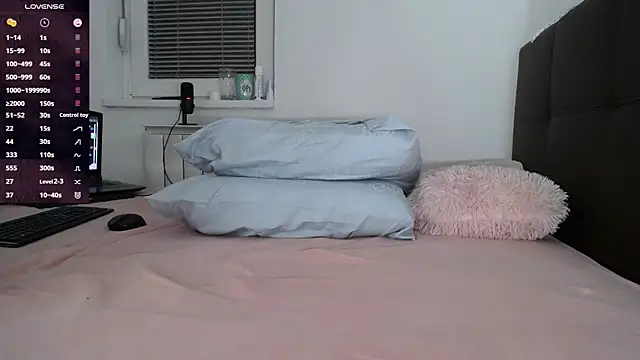 AlicePlushWhispers webcam