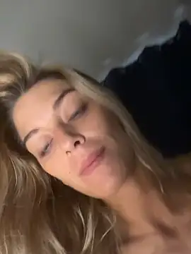 Bellalolahot webcam