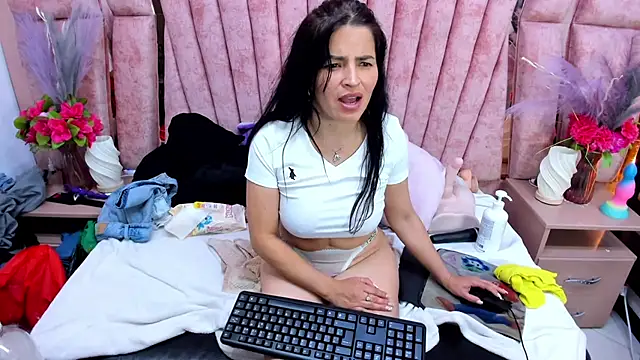 HornySkinny26 webcam