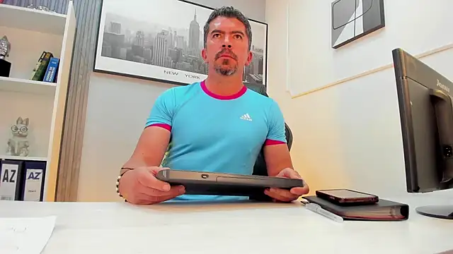 juankfit_45 (M mature) - shirtless and playing with my chest