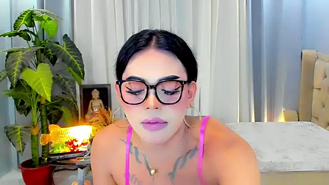 MochaliciousTransOnTop webcam